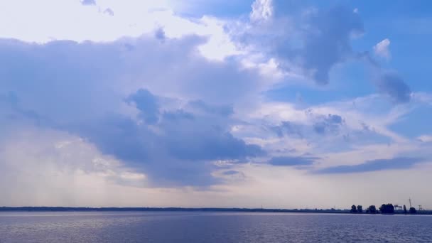 蓝天上的积云笼罩着水库 — 图库视频影像