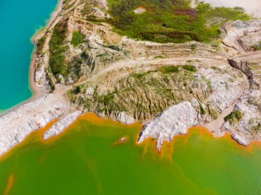 Renkli göller ve eski atıklar terk edilmiş ilmenit taş ocağı, hava manzarası