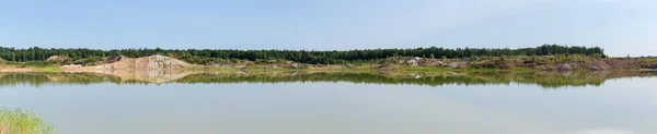 Mělké Jezero Místě Opuštěného Lomu Ilmenitské Rudy Skládkami Lesem Protějším — Stock fotografie