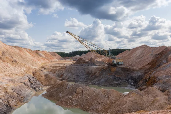 Boom Walking Excavator Digs Exposed Stratum Ilmenite Ore Quarry Waste — Stock Photo, Image