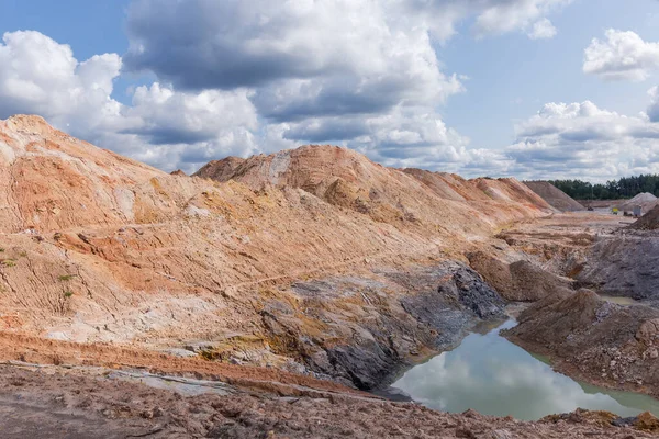 Parte Cantera Abierta Para Extracción Mineral Ilmenita Con Volquetes Roca — Foto de Stock