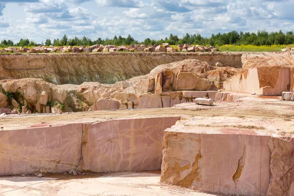 Stratums Mining Red Granite Operating Quarry Quarry Slope Sky Summer — Stock Photo, Image