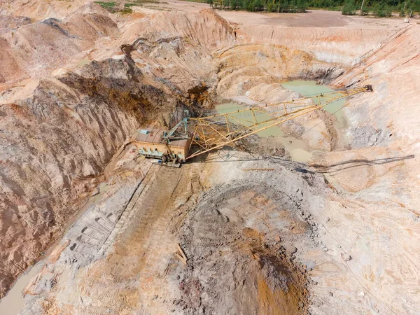 ブームウォーキング掘削機は 廃棄物岩のダンプの間で採石場のイルメナイト鉱石の露出地層を掘る 空中ビュー — ストック写真