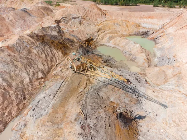 Boom Walking Excavator Digs Exposed Stratum Ilmenite Ore Quarry Waste — Stock Photo, Image