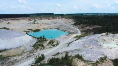 Baharda terk edilmiş Çin kil ocağında turkuaz suyu olan küçük taş ocağı gölü, hava manzarası.