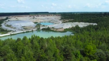 Terk edilmiş Çin kil ocağındaki küçük taş ocağı. İlkbaharda ön planda ormanla birlikte. Hava manzaralı.