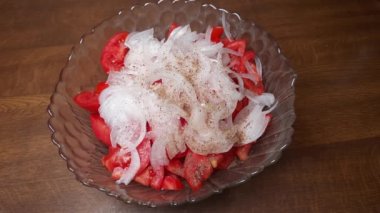 Sebze salatası hazırlama sırasında salata sosu olarak taze domates sosu ve cam salata kasesinde doğranmış soğan ekliyorum. 