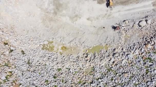 Taş Ocağındaki Maden Makineleri Yaz Günü Dikey Hava Manzaralı Gri — Stok video