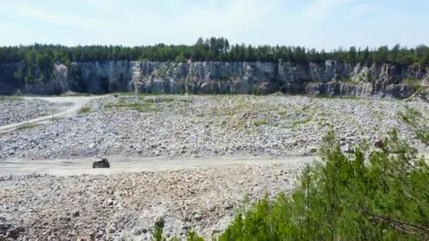 Kamieniołom Operacyjny Wydobycia Szarego Granitu Znajdującego Się Pośród Lasu Widok — Wideo stockowe