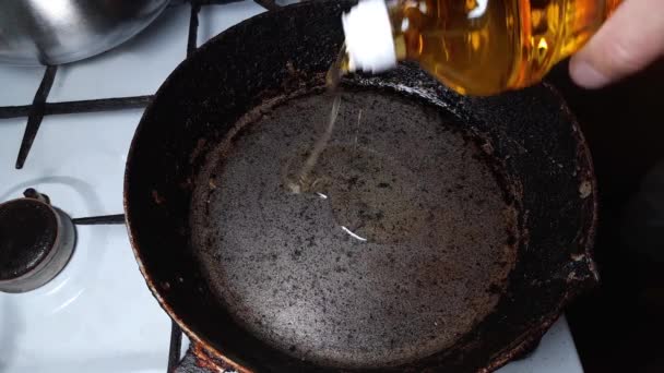 Aggiunta Olio Cucina Alla Vecchia Padella Rustica Piedi Sul Fornello — Video Stock