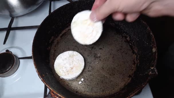 Posando Delle Fette Midollo Vegetale Rotonde Immerse Nella Farina Padella — Video Stock