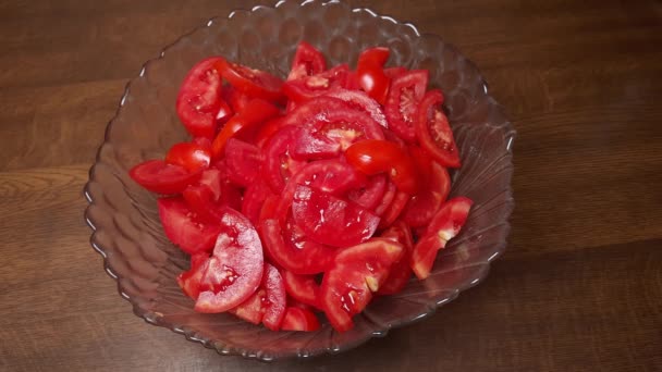 Aggiunta Cipolla Tritata Fette Pomodori Freschi Insalatiera Vetro Durante Preparazione — Video Stock