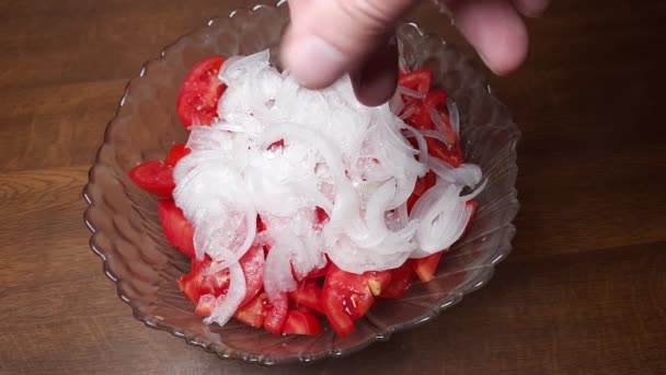 Añadir Sal Especias Rodajas Tomates Frescos Con Cebolla Picada Ensaladera — Vídeos de Stock