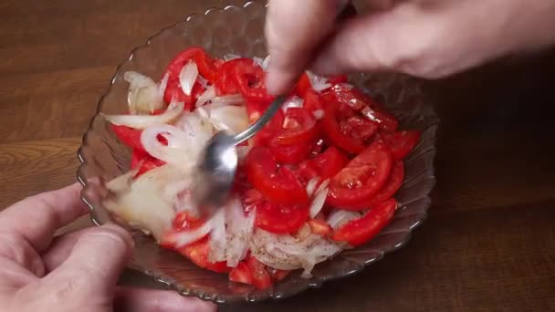 Mélange Des Ingrédients Pendant Préparation Salade Légumes Tranches Tomates Fraîches — Video