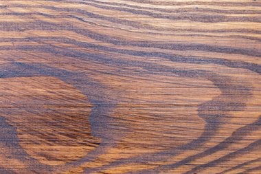 Kabaca tutulmuş çam kalası parçası morötesi yakın çekim, doku ve arka planla kaplı.