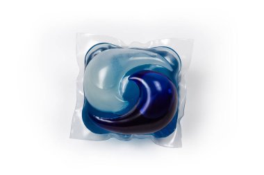 Beyaz arka planda tek mavi çamaşır deterjanı kapsülü.