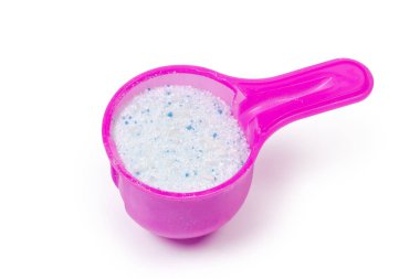 Beyaz bir arka planda plastik kepçeyle temizlenmiş deterjan.