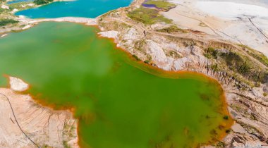 Terk edilmiş ilmenit taş ocağının, havadan bakıldığında eski atık kaya çöplüklerinin arasında renkli göller ortaya çıktı.