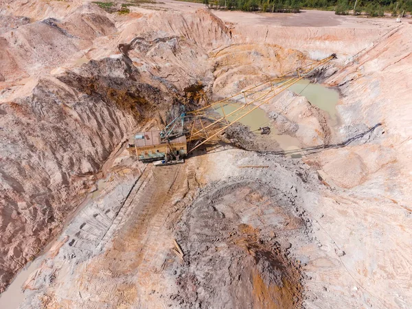Boom Excavatrice Pied Creuse Strate Exposée Minerai Ilménite Dans Carrière — Photo
