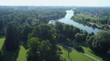 Yaz sabahı nehrin yanındaki eski park, hava manzarası.
