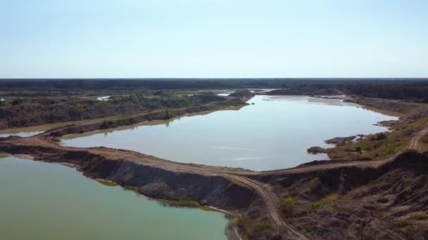 废弃采石场旧石堆中的湖泊 空中景观 — 图库视频影像