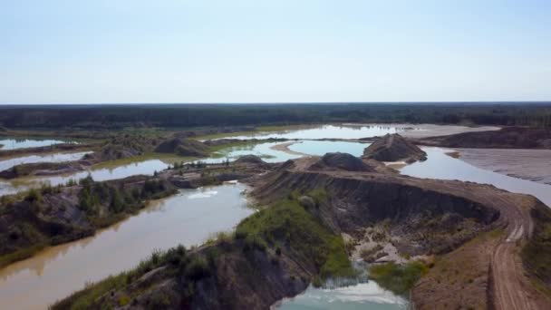 废弃采石场旧石堆中的湖泊 空中景观 — 图库视频影像
