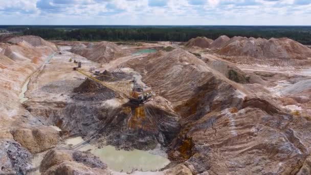 采石场挖掘机在空中挖掘钛铁矿石 — 图库视频影像