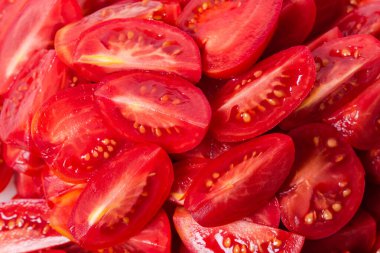 Taze kırmızı domatesler yığını, üst parçanın görüntüsü seçici odak noktası, arka plan