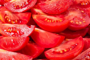 Taze kırmızı domates yığını, seçici odak noktasında yakın plan, arka plan.