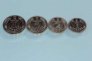 Çağdaş sikkeler Ukrayna Hryvnia farklı mezhepler 2018 - 2021 mavi bir yüzey, yan görünüm zıt ile sıralanmış