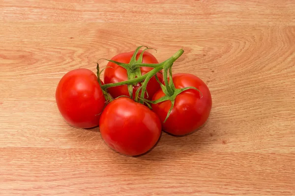 Rijp Verse Rode Tomaten Tak Een Houten Ondergrond — Stockfoto