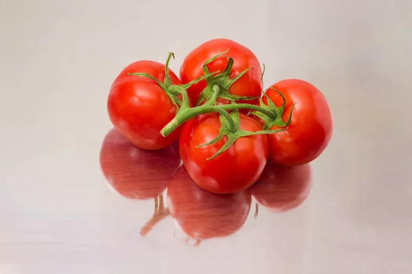 Rijp Verse Rode Tomaten Tak Een Licht Mat Reflecterend Oppervlak — Stockfoto