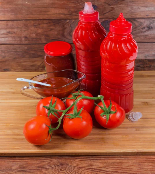 Diferentes Salsas Tomate Ketchups Diferentes Recipientes Botes Salsa Tomates Rojos — Foto de Stock