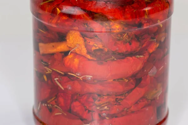Tomates Secos Conservados Aceite Vegetal Con Hierbas Frasco Pequeño Fragmento —  Fotos de Stock
