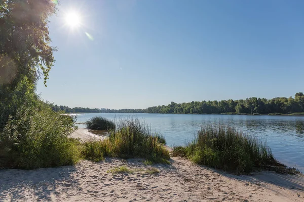 Brede Effen Rivier Met Zandstrand Een Voorgrond Tegenover Oever Begroeid — Stockfoto