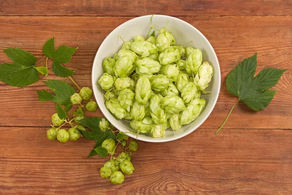 Cônes Graines Houblon Dans Bol Branches Houblon Sur Vieille Table — Photo