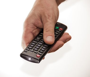 TV uzaktan kumandası elinde 