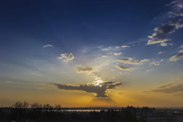 Cielo con el sol detrás de una nube —  Fotos de Stock