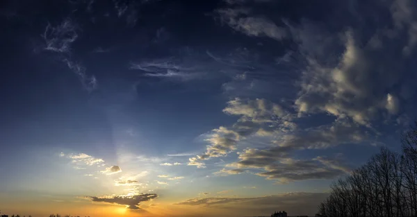 天空与太阳在云后面 — 图库照片