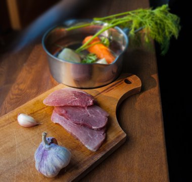 çiğ et dilimlenmiş