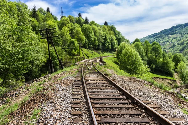 山の中の鉄道は — ストック写真