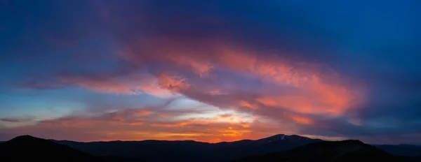 Sonnenuntergang in den Karpaten — Stockfoto