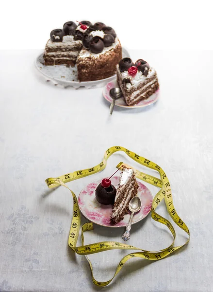 Tape measure and cake — Stock Photo, Image