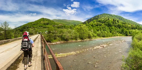 Turista sul ponte nei Carpazi — Foto Stock