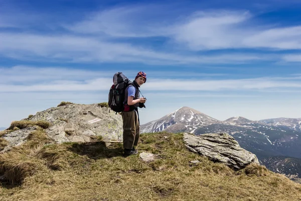 Jeune touriste sur fond de montagnes — Photo