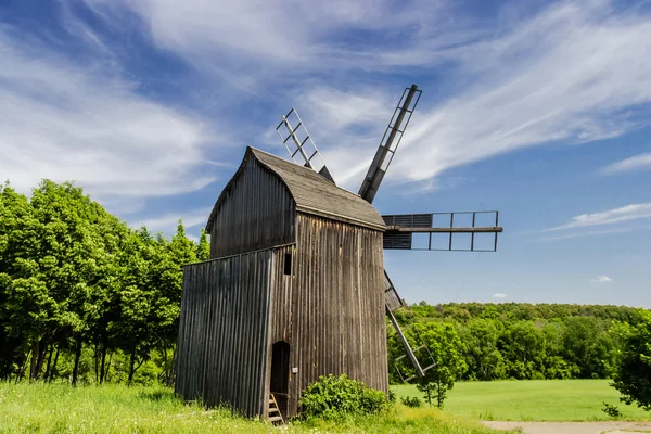 Antiguo molino de viento —  Fotos de Stock