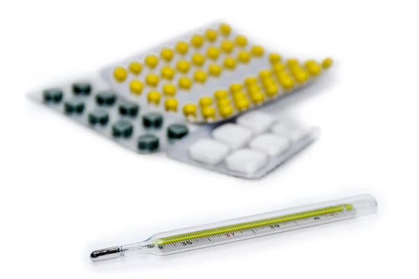 Termómetro y embalaje de medicamentos — Foto de Stock