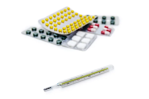 Thermometer und Verpackung von Medikamenten — Stockfoto