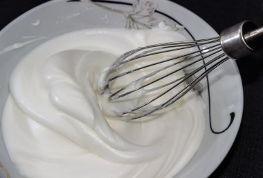 dövülmüş yumurta akı