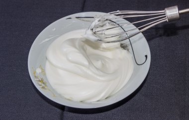 dövülmüş yumurta akı